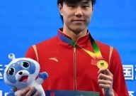 周也深蓝棒球帽配白衬衫亮相ncaa官网中国官方网站棒球战报f1赛车游戏